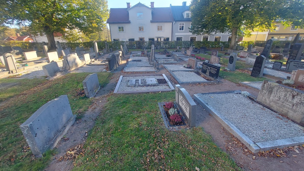 På Virserums kyrkogård ligger gravarna så tätt att det bara finns små smala stigar att gå på.