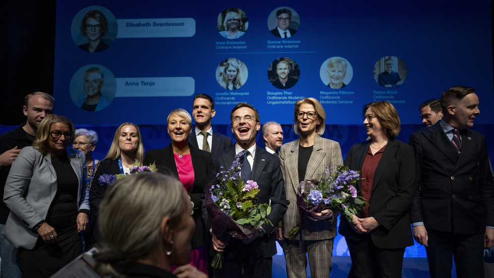 Moderaternas partistyrelse under stämman. Ulf Kristersson valdes om som partiordförande. Till vänster andre vice ordförande, äldre- och socialförsäkringsminister Anna Tenje, till höger förste vice ordförande, finansminister Elisabet Svantesson.