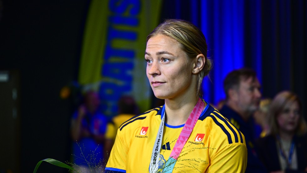 Fridolina Rolfö, med VM-bronset runt halsen, har nu opererats i knät. Arkivbild.