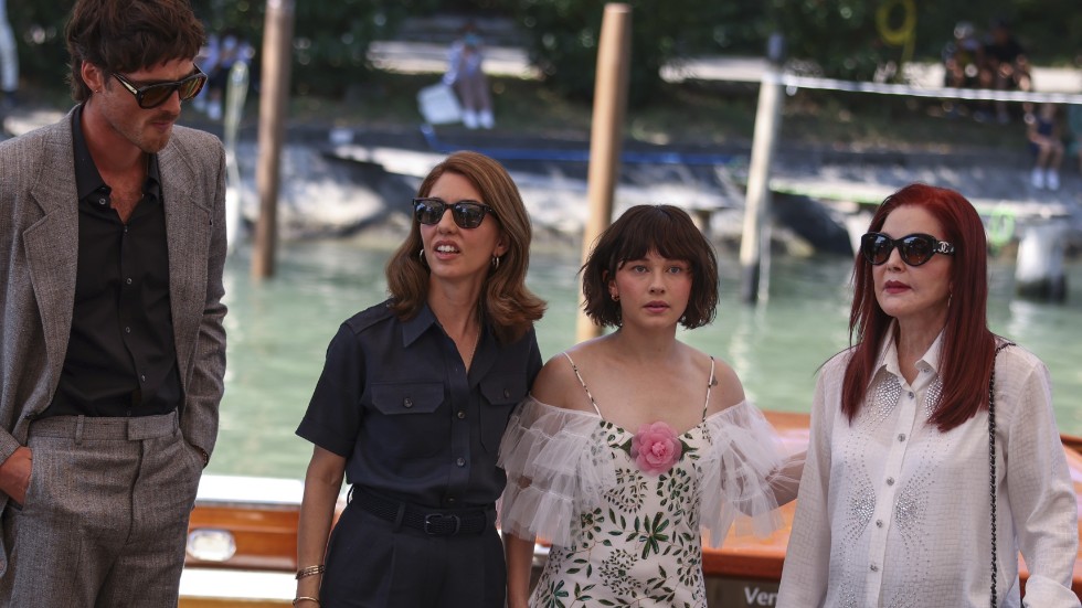 Jacob Elordi, regissören Sofia Coppola, Cailee Spaeny och Priscilla Presley möter pressen på filmfestivalen i Venedig.