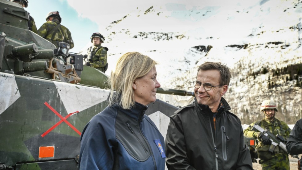 Magdalena Andersson och Ulf Kristersson (här på Natoövning i Norge förra vårvintern) bör ta sitt ansvar som normsättande regeringsbärarpartier och se till att sätta stopp för koranbränningarna.