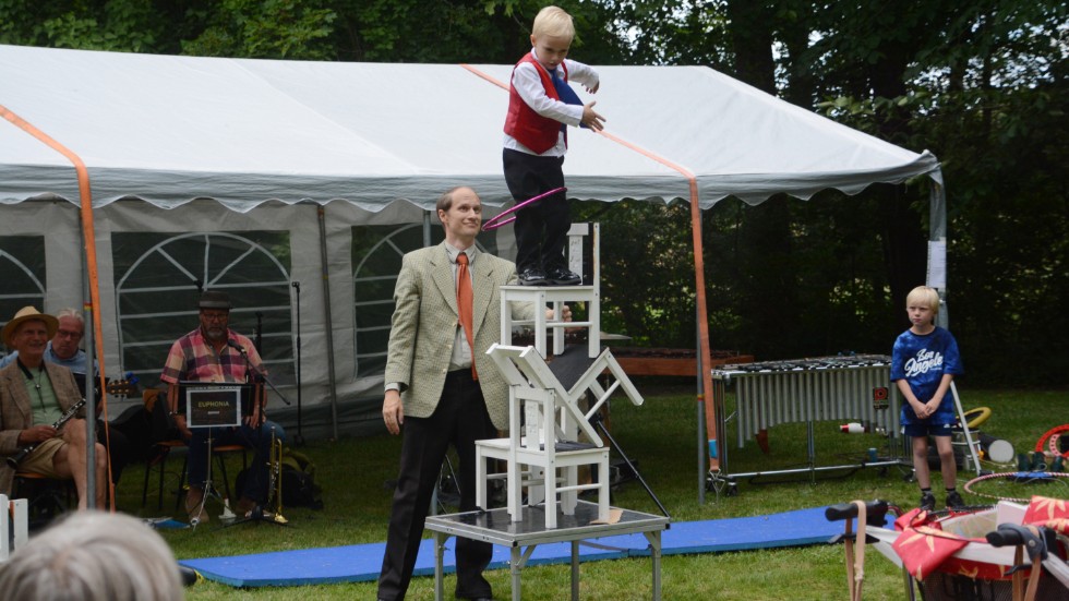 Gustav Carling, 4, visar prov på ett balansnummer under showen i engelska parken.