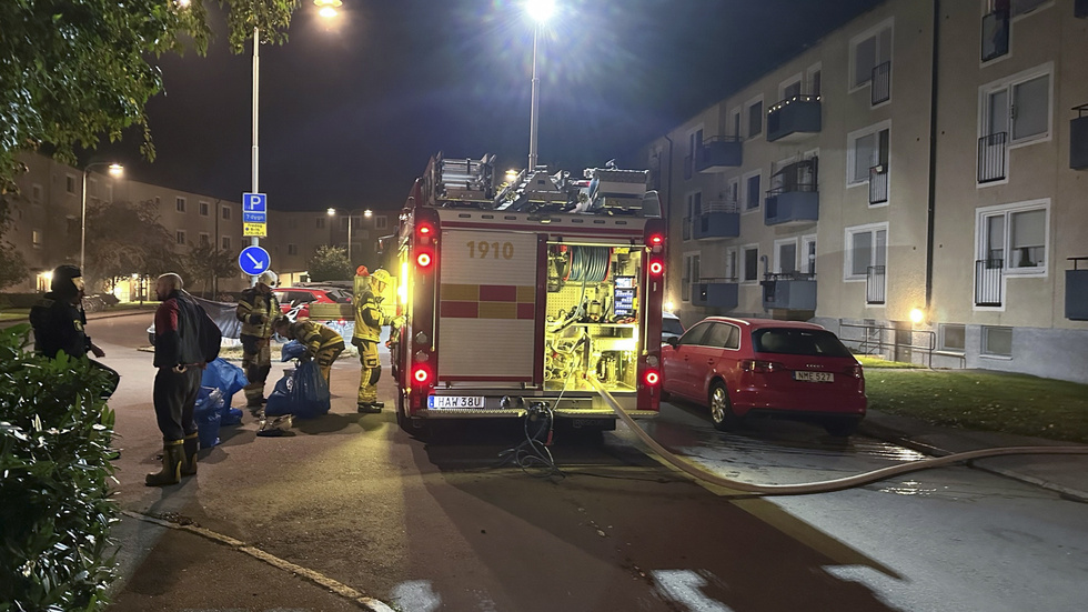 Räddningstjänst och polis på plats vid flerfamiljshus i Vällingby som utsattes för ett av de misstänkta brandattentaten under natten.