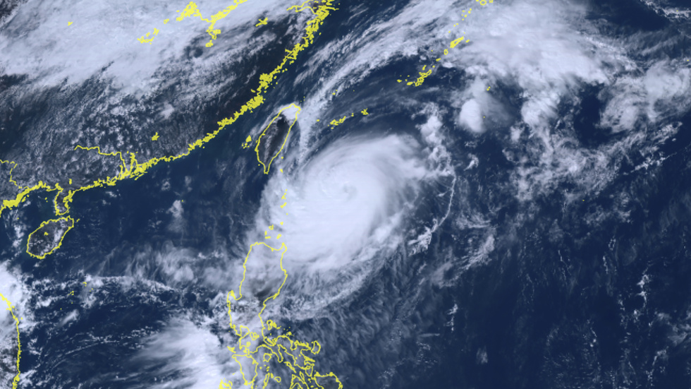 Japansk satellitbild som visar hur Koinus stormvirvel från sydost närmar sig Taiwan.