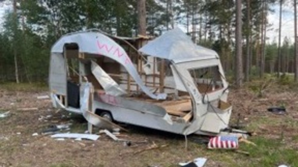 En sönderslagen husvagn lämnades kvar på Semesterracets camping när folkfesten var över. 