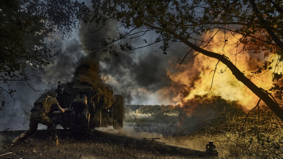 En ukrainsk soldat avfyrar artilleri mot ryska positioner vid fronten nära staden Kremmina i Luhanskregionen. Här satsar Ryssland på att vinna mark, samtidigt som de försvarar sig mot den ukrainska motoffensiven.