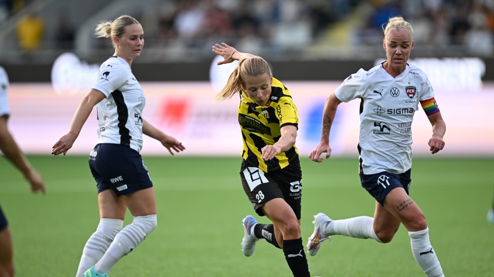 Anna Anvegård i Häcken i duell mot Rosengårds Caroline Seger, till höger. De damallsvenska lagen har nu fått motståndare i Champions League-kvalet.
