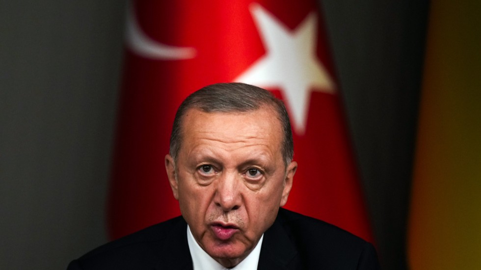 Turkiets president Recep Tayyip Erdogan kritiserar koranbränningar och kräver att Sverige tar krafttag mot kurdiska PKK. Samtidigt håller sig utländska kriminella, inklusive Rawa Majid, undan rättvisan i Turkiet. Arkivbild.