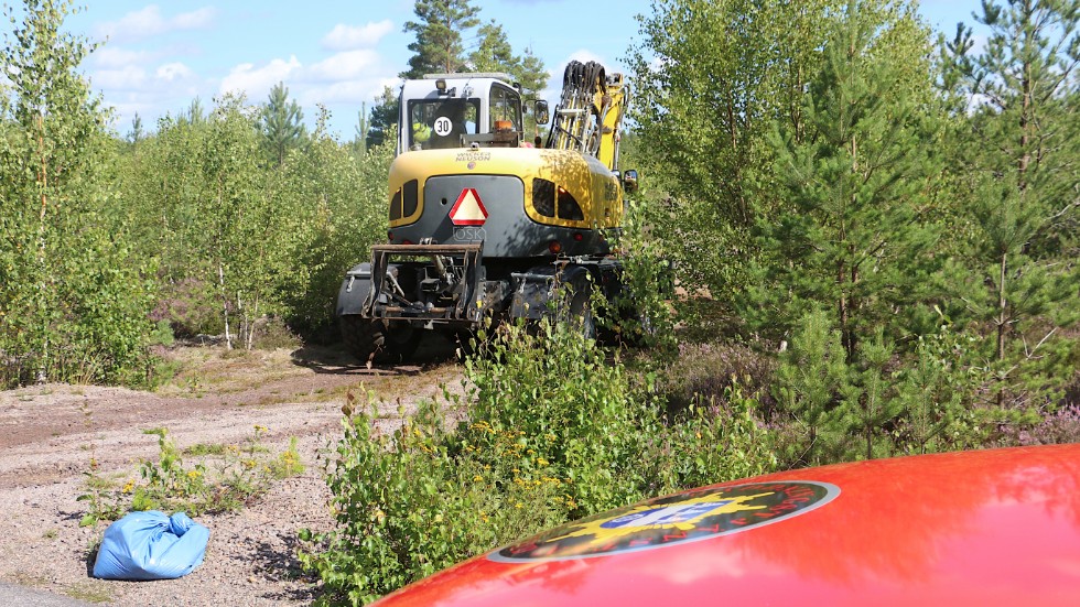 En del olja trängde ner i marken, så räddningstjänsten fick ta hjälp av en grävmaskin för att ta upp det översta lagret. Dessbättre har oljan inte hunnit tränga ner så djupt.