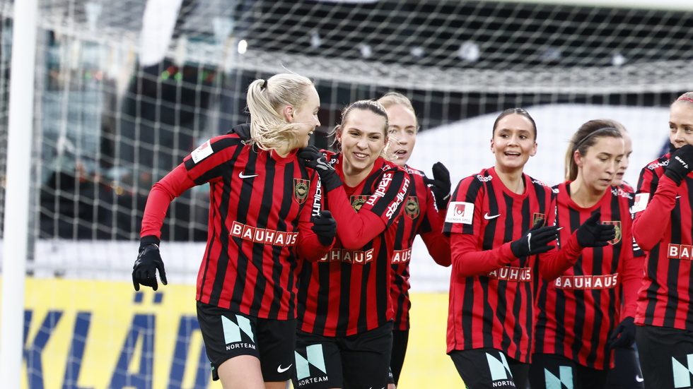 BP:s Wilma Wärulf (tv) jublar med lagkamraterna efter 1–0-målet.