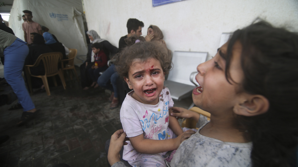 Palestinska barn som skadats i Israels atacker söker vård på ett sjukhus i Rafah.