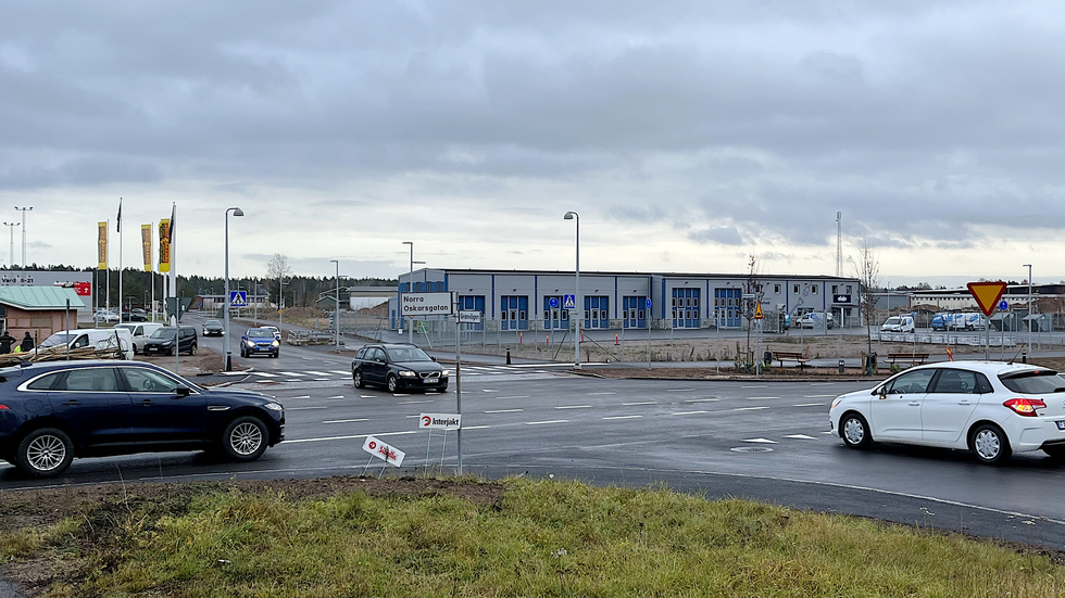 Vid den aktuella korsningen möts trafik från Norra Oskarsgatan, Handelsvägen och Granvägen. "En rondell hade varit perfekt", säger en näringsidkare i området.