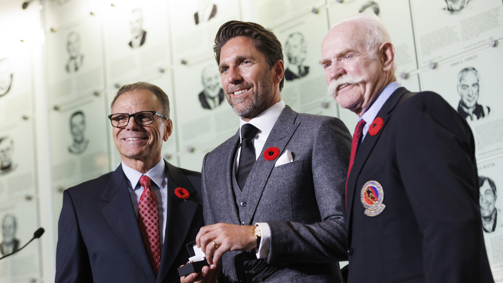 Henrik Lundqvist tillsammans med Mike Gartner (vänster) och Lanny McDonald (höger) vid ceremonin i Toronto.