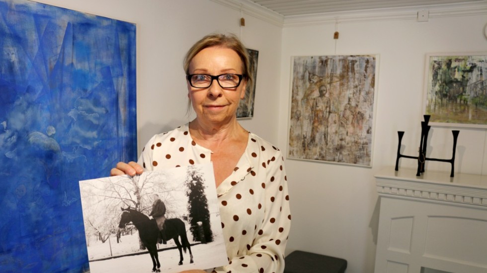 Ann Marie Brushane förbereder hästutställningen i galleriet på Storgatan.
