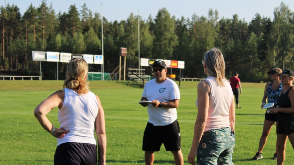 Tränaren Fredrik Arvidsson var glatt överraskad när så många kom till den första träningen under måndagskvällen.