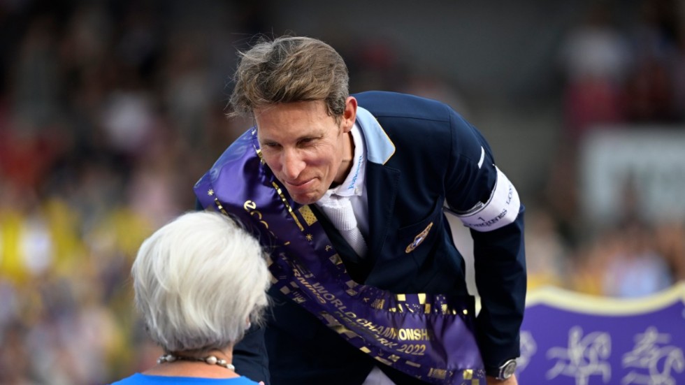 Henrik von Eckermann gratuleras av Danmarks prinsessa Benedikte.