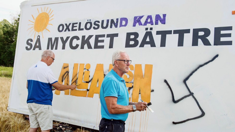 Sabotage och vandalism mot valaffischering är ett återkommande gissel. Det är ett meningslöst och onödigt inslag i den öppna debatt som demokratin strävar efter. Så här det ut under valrörelsen 2018 i Oxelösund när Alliansens företrädare städade upp efter vandalismen.