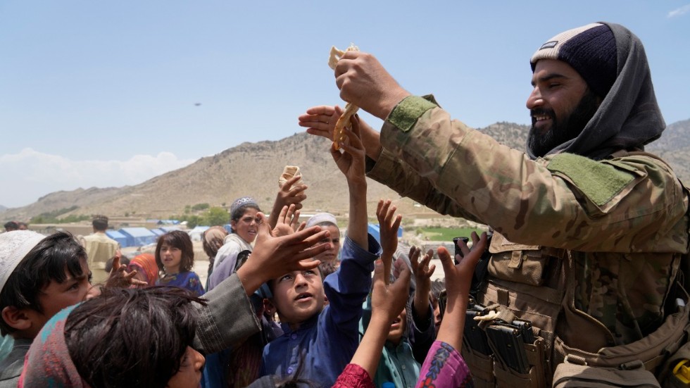 Fattigdomen skenar i Afghanistan ett år efter det att talibanerna tog makten. Här får barn mat i ett flyktingläger i Paktika i östra delen av landet.