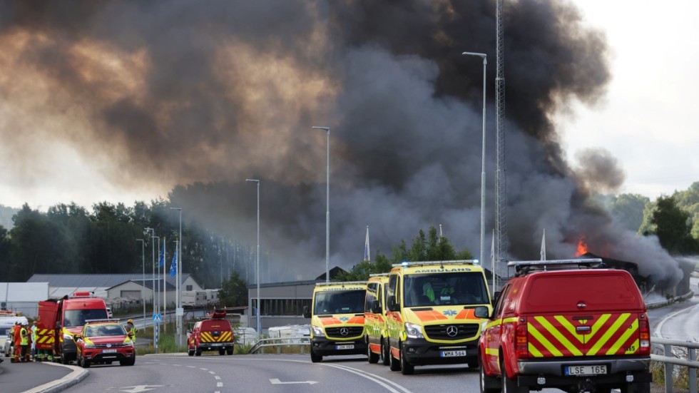 Brinnande husvagnar i en butik nära vägen ledde till att trafiken på E6 i Kållered stoppades.