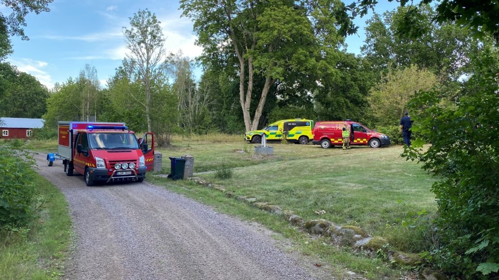 En person hittades av dykare och är förd med ambulans till Kalmar. 