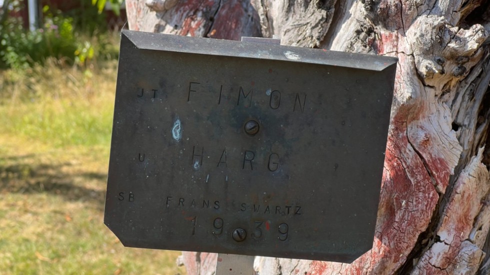 Vissa torpskyltar återfinns inne i samhället. Här låg en gång Fimon, ett torp under Harg. Familjerna flyttade ofta runt, berättar Risto. Att följa dem är spännande och kräver en hel del detektivarbete.