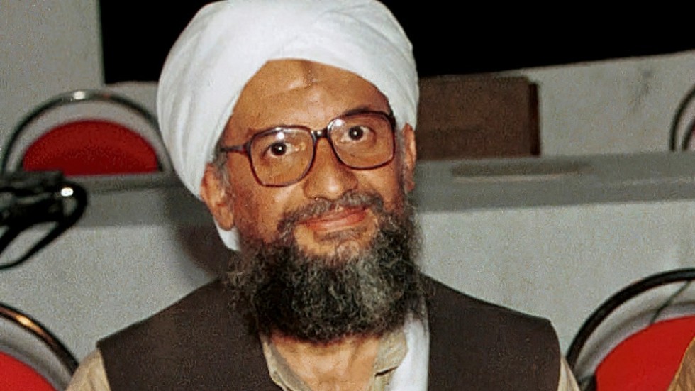 Så här såg han ut för 24 år sedan. Arkivbild på Ayman al-Zawahiri då han tillsammans med Usama bin Ladin talade med medier i Khost, Afghanistan, 1998.