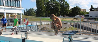 Teddy, 6 år, har en stor favorit på Tinnerbäcksbadet – att hoppa bomben