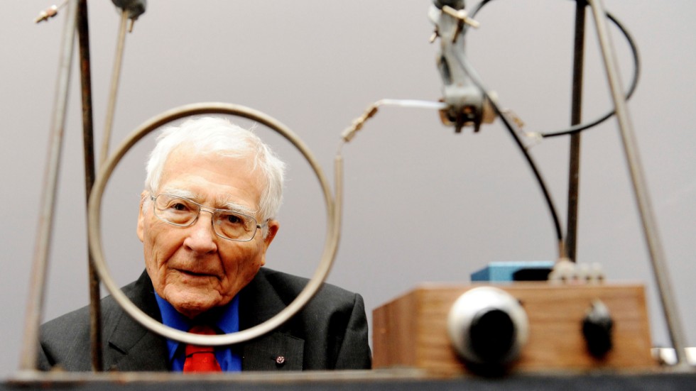 Vetenskapsmannen James Lovelock poserar med en av sina tidiga uppfinningar som används för att mäta gas och molekyler som finns i atmosfären. Arkivbild.