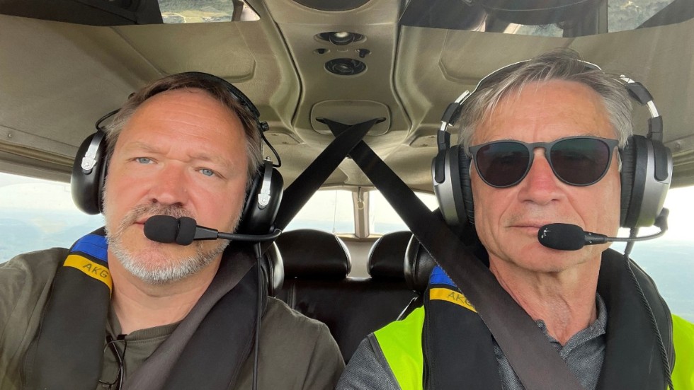 Piloten Erik Öhman (th) flyger medan Hans Johansson (tv) håller utkik. I det torra vädret vill räddningstjänsten ha två flygningar per dag.