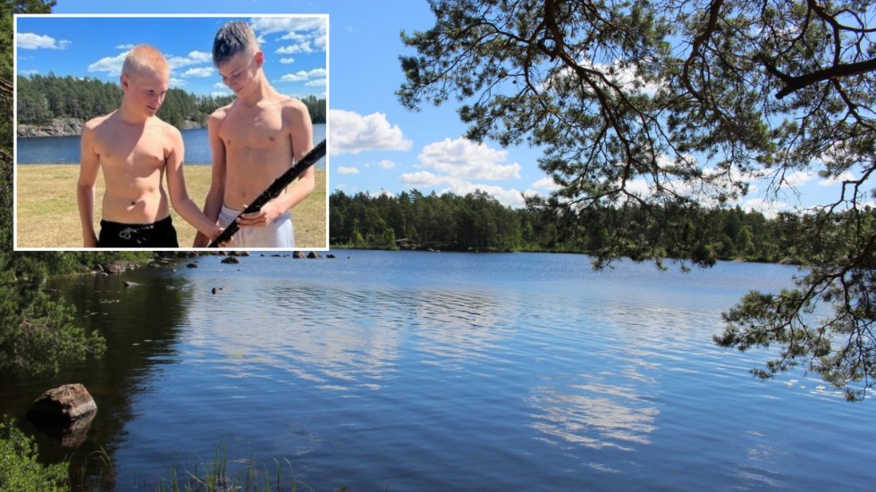 Milton Borgengren och Oliver Borgengren med ett av de spett som hittades vid Stora Hammarsjöns badplats under tisdagen.