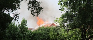 Två hus brinner i Söderby – räddningstjänsten meddelar: "Den är släckt"