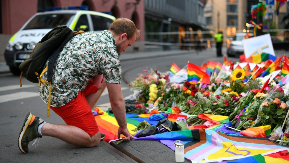 Chockade människor lämnade blommor utanför gaybaren i Oslo där två människor dödades och ett stort antal skadades.