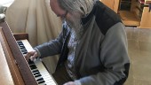 Världens snabbaste pianist bor i Sörmlands hjärta: ✓Kan spela 19,5 toner per sekund ✓Född i Ukraina ✓Ger konsert i Ekenäs kvarn