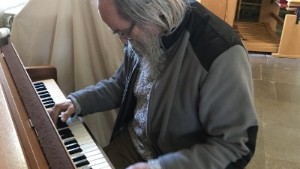 Världens snabbaste pianist bor i Sörmlands hjärta: ✓Kan spela 19,5 toner per sekund ✓Född i Ukraina ✓Ger konsert i Ekenäs kvarn