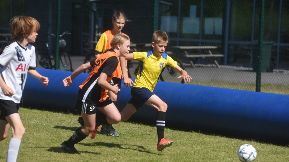 På Fotbollsskolan i Rimforsa deltog 250 barn och ungdomar och det var jämnt fördelat mellan killar och tjejer.