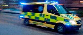 Ambulans på uttryckning krockade med träd