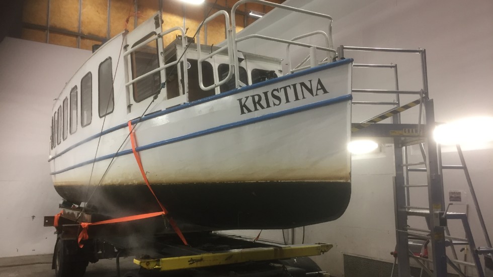 Här har ångbåten Kristina placerats i Siemens tvättbox på Norrmalmsverkstaden, för att tvättas av.