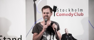 Scenskräcken fick Tom att starta en turné med stand up-shower