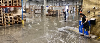 Taket rasade när skyfallet drog in – anställda skrapade vatten i två dagar