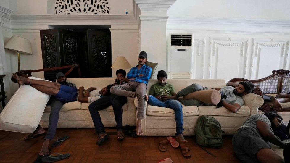Demonstranter i en soffa i premiärministerns bostad.