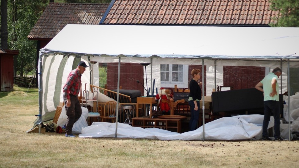 På bygdegården Höganlid är det på onsdag dags för loppis och auktion. I tältet på bilden finns möblerna till auktionen samlade.