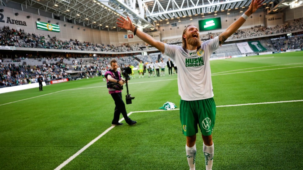 Hammarbys Bjørn Paulsen tackades av Hammarbyfansen efter 3–0-segern mot IFK Göteborg.