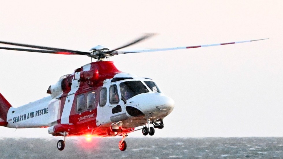 Sjöfartsverkets helikopter vid en annan räddningsinsats. Arkivbild.