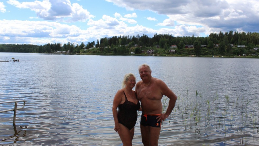 Mikael och Ursula Held fick sig ett bad i Nossen innan den långa husbilsresan börjar mot Sundsvall. 