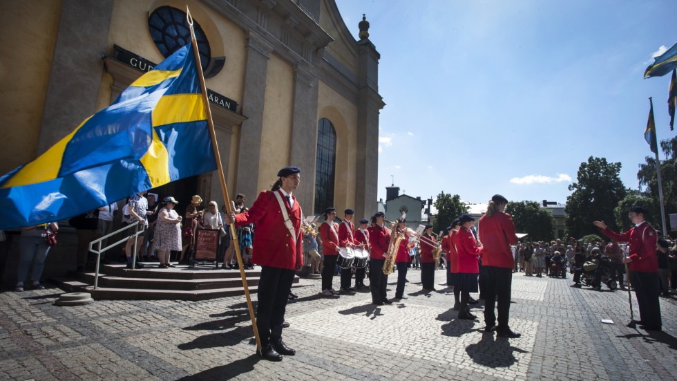 Det vore på sin plats att vi faktiskt hittar ett lättillgängligt, härligt svenskt sätt att fira nationaldagen på tillsammans, skriver Lina Skandevall.