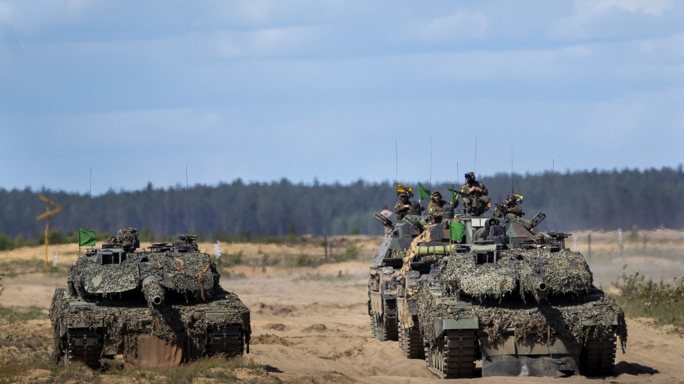 Tyska soldater i en Nato-bataljon i Litauen åker i stridsvagnar av typen Leopard vid en uppvisning i samband med att Tysklands president Frank-Walter Steinmeier besökte landet på tisdagen.