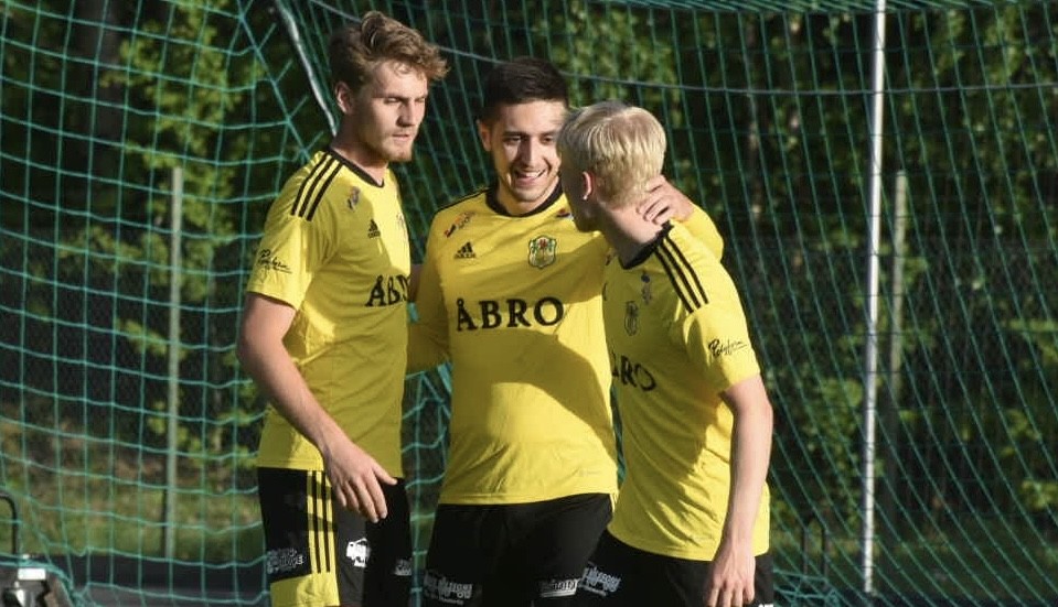 Haris Dreco tackar Pontus Kägu Bragsjö för framspelningen till Vimmerbys 2-0-mål. 