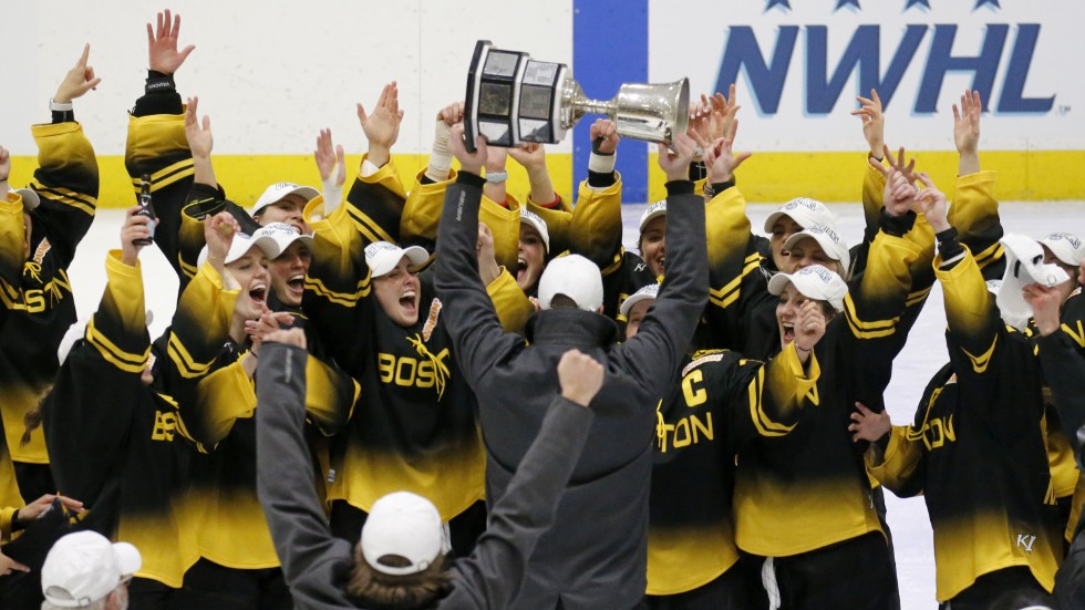 PHF-laget Boston Pride firar en titel. Snart upphör ligan att existera. Arkivbild.