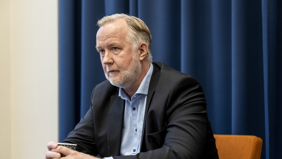 Johan Pehrson (L), arbetsmarknads- och integrationsminister borde fråga sin minister- och partikollega Mats Persson om hur man bäst agerar i ekonomisk nedgång. 