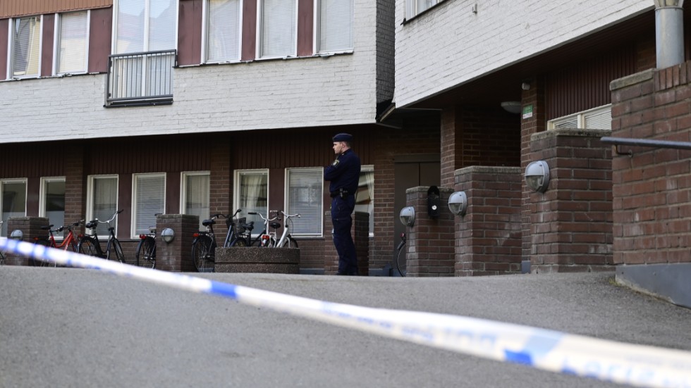 Polis och avspärrningar vid en av adresserna där något exploderade under natten mot torsdagen.